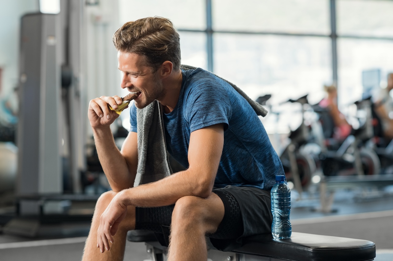 man-eating-snack-from-gym-vending-machine.jpg